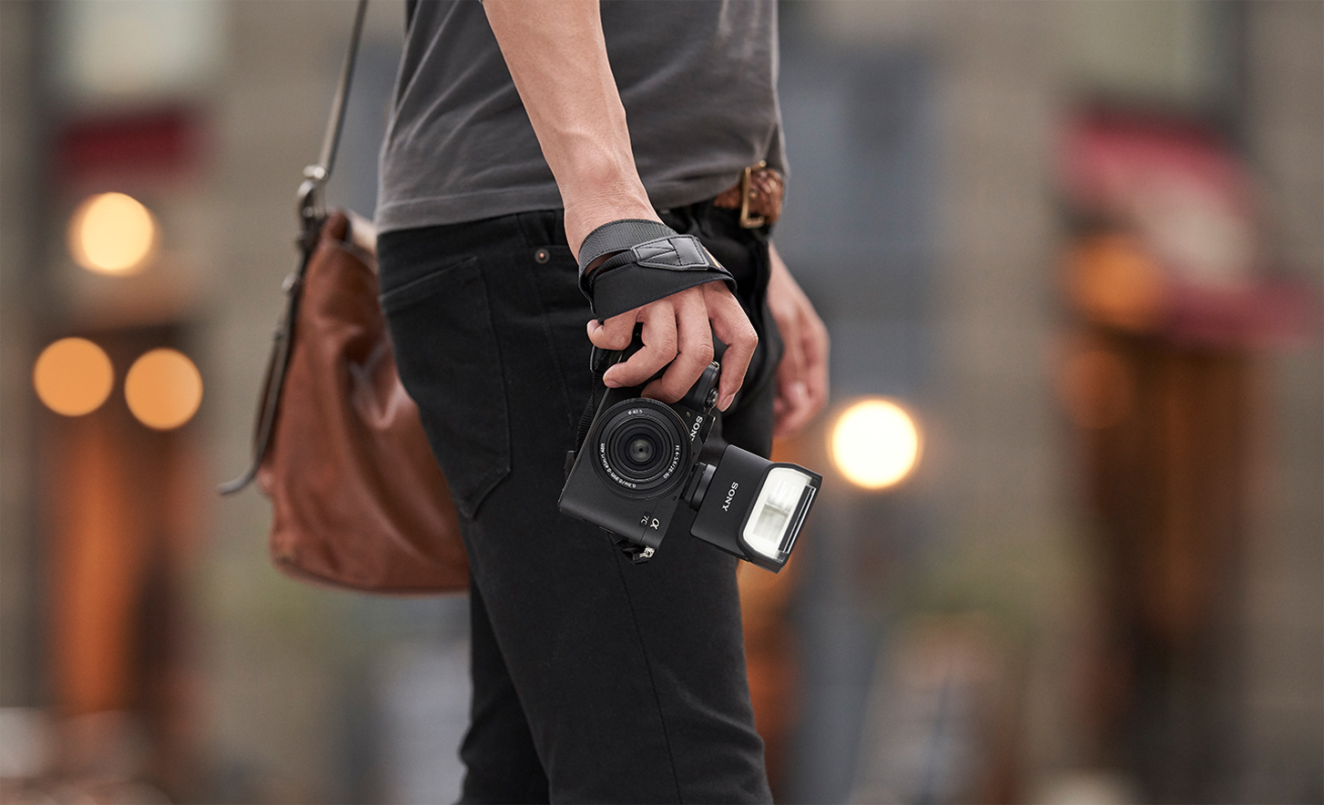 Usage image of someone holding a camera with a flash attached